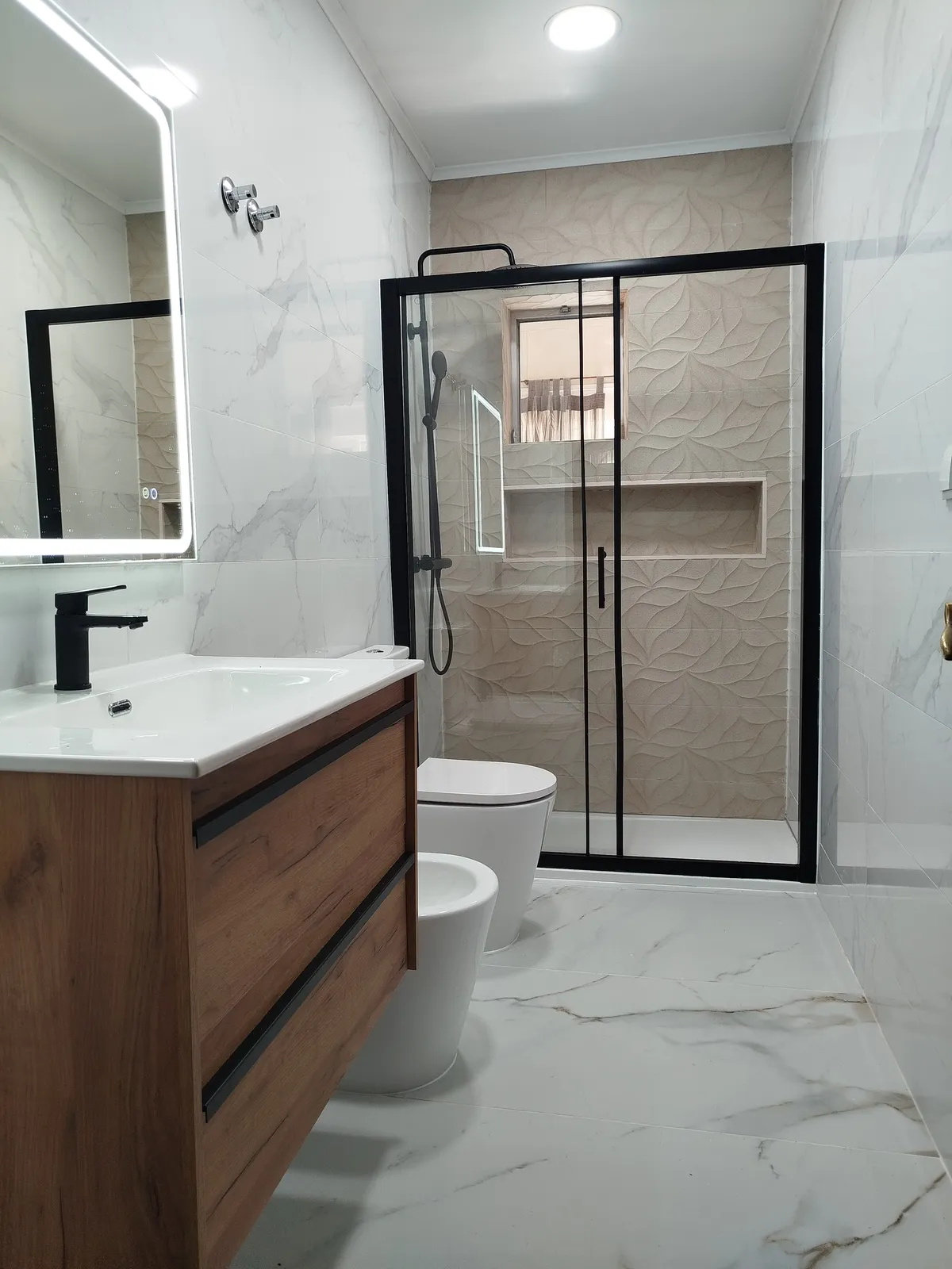 Casa de banho moderna remodelada em Moscavide